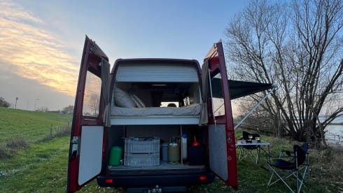 DiDi – Hip self-sufficient 2p VW Bus camper