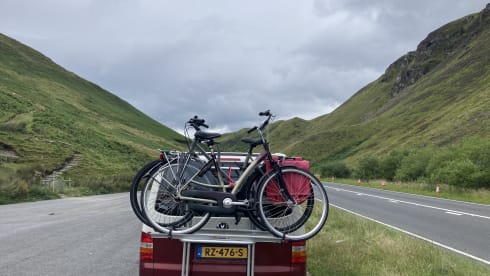 Guus (dan denk je aan brabant) – Red and white Volkswagen T5