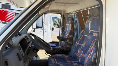 Cozy 4 person camper LMC Fiat Ducato alcove