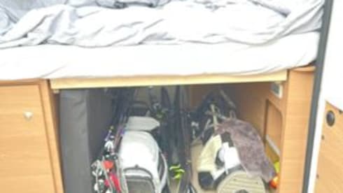 Cara – Van (6 m) from Weinberg with pop-up roof for rent