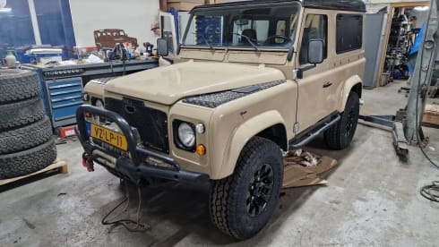 Boelo – Defender 90 300 TDI with roof tent and awning