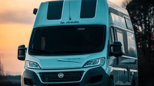 Luigi – La Strada Avanti EB: compact motorhome with twin bed and all the comforts