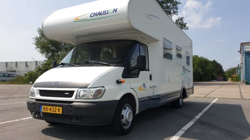 Keurig nette en ruime 6-persoons Chausson uit 2006 met Ford onderstel. 