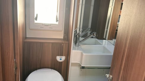 Charlie  –  Charlie Luxurious and modern 5 berth Roller Team