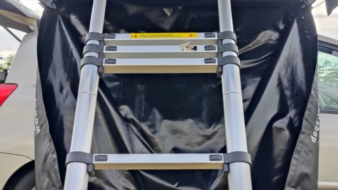 Toto – Micro Camper mit Dachzelt und Küchenbox