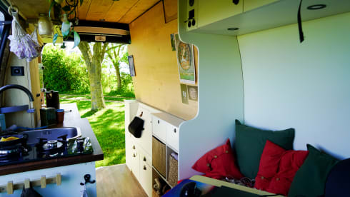 Eli – Luxuriöser autarker Camper – Warmwasser & Außendusche