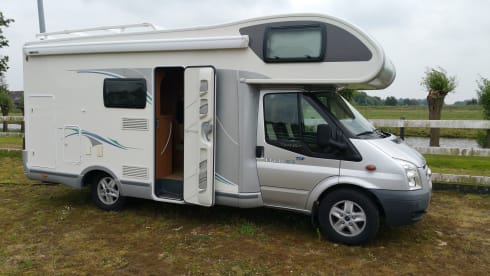 Nice, complete family camper with large seating area