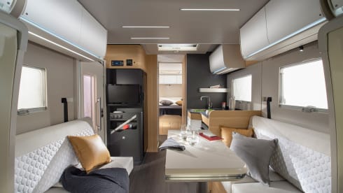 670sl – Sehr luxuriöser Camper mit freistehendem Bett und viel Sitzplatz