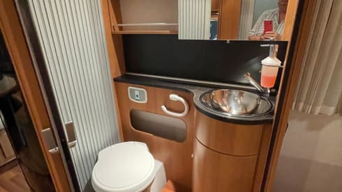 Nirwana – Luxury 2p Hymer from 2015 with fixed Queens bed 