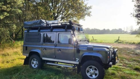 2.5p Landrover Defender 4x4 expedition car 