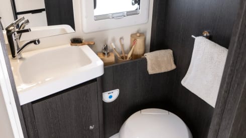 AFP 675 6 Berth  – Roller Team 675 6-Berth Yorkshire Motorhome