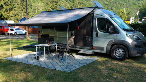Pössl road cruiser from 2017 with longitudinal beds