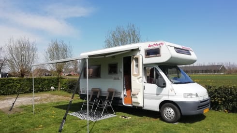Complete and compact 5-person house on wheels