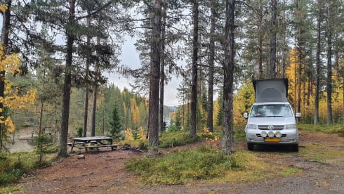 Spaceship – Nice 4p Volkswagen T5 California bus from 2007
