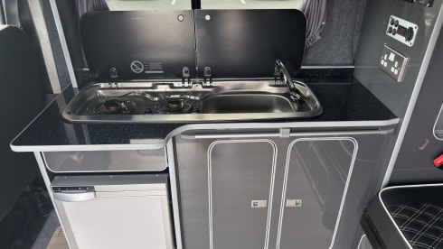 Viv – Vauxhall Vivaro 4 Berth Pop Top
