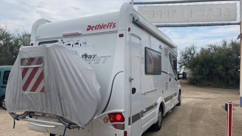 Onze camper is ook gedurende de bouwvak vakantie 2026 beschikbaar voor verhuur – 4p Dethleffs Esprit 7090 semi-integrated