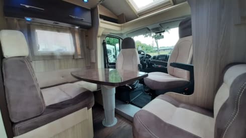 Rollerteam Orion – Hele luxe 4 persoons camper met queensbed en hefbed, veel bergruimte