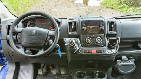 Ollie – Comfortable, attractive 2 person bus camper