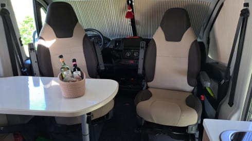 Odiesadventures2 – Mooie Fiat Ducato buscamper met lengtebedden