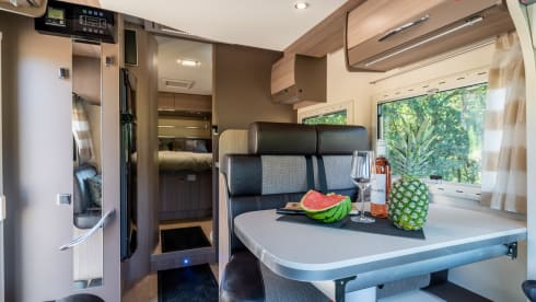 Challenger! – Spacious, modern and luxurious camper with 4 fixed sleeping places - XL garage