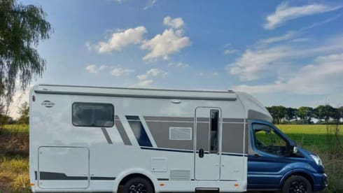 blauw – Carado Camper semi-integrated 4 per.