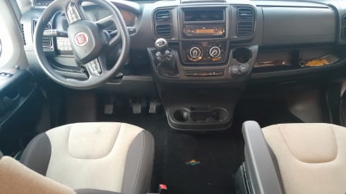 Happy Tour – 6 persoons Rimor gezinscamper Alkoof 2023 met vaste bedden 