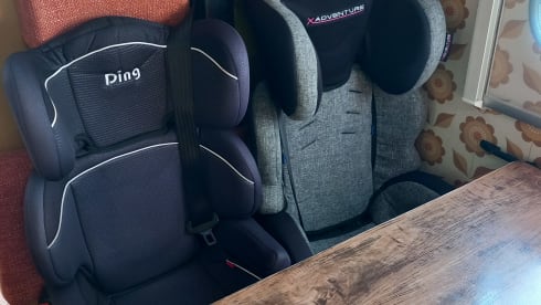 Geheel gerenoveerde camper met retro look. – 4-seater Ford Alcove from 2001