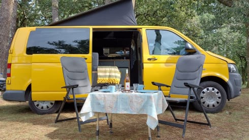 Het gele geluk 💛 – VW T5 yellow bus with modern interior