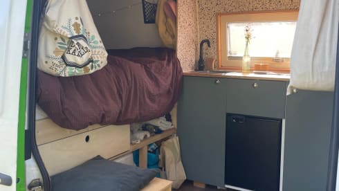 Bob – Funky 2-person off-grid sprinter with fixed bed