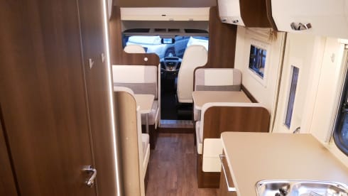 Ford CI Alcove, 6-Persons sitting / sleeping places!