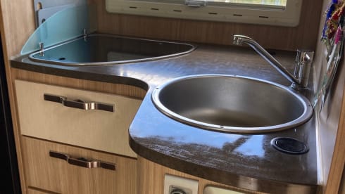 Nice, spacious alcove family camper with lots of light!