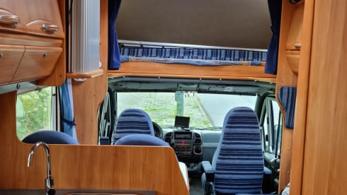 Very luxurious and spacious 4 person Alcove camper with 2 fixed spacious beds