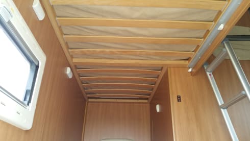 Nice, complete family camper with large seating area