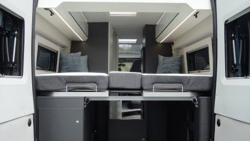 Remco – Luxury Adria Twin with 9-speed automatic transmission and longitudinal beds