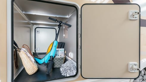 Knaus Traveler A705 XL Garage for 6 persons