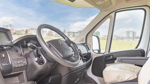 Fransie  – Luxury 5 person Alcove camper from 2017: Fransie