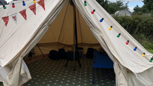 Ruby Tuesday  – Volkswagen Campervan mit 4 Schlafplätzen plus Rundzelt mit 4 Schlafplätzen 