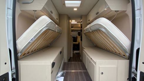 Nr. 9 – Rimor van single beds