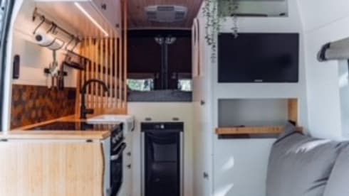 El Monstro – Luxurious and comfortable 2 person camper bus