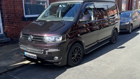 Aubergine Dream Machine – Newly Converted T5 Campervan 4 berth