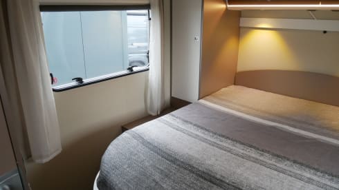 Etrusco T740, Queens- and pull-down bed, 4 sleeping- 4 seats.