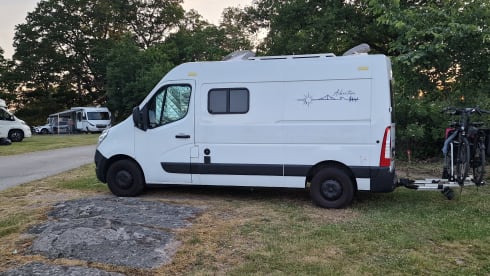 Oos Böske – Oos Böske – Buscamper 2/3 person Renault Master (2 x length bed!)