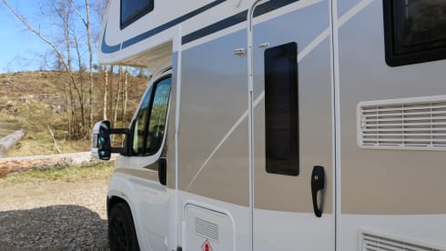 Mario – The ultimate off grid motorhome! Rent "Mario" the Motorhome!