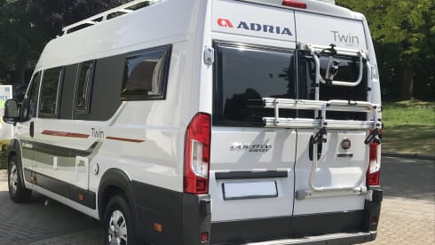 Twinny – Adria 640 SLX, length beds, solar panel, tow bar, roof rack, bike rack
