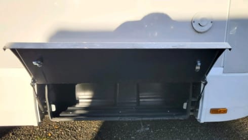 Auto Roller 747 – 2024 Roller Team Auto Roller 747 automatic six berth + six seatbelts 