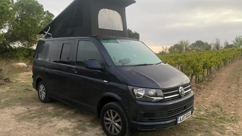Jeeves – “Jeeves” 4 berth Volkswagen campervan from 2017
