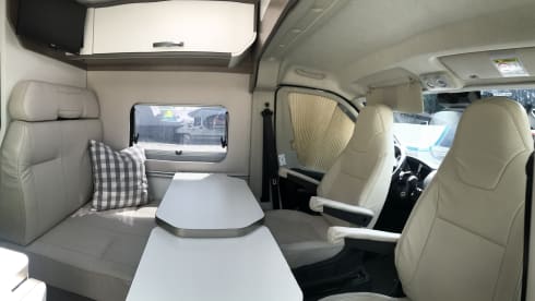 Luna de Plata – Fully equipped, state-of-the-art box van