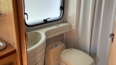 very nice compact 4 person camper
