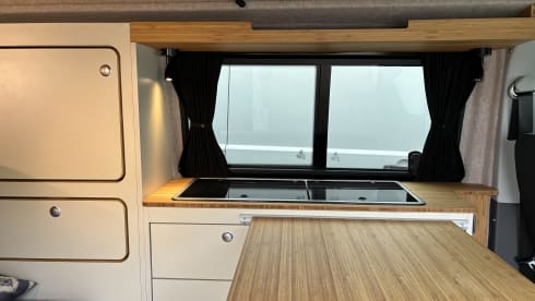 Hopper Zwart – 4p Volkswagen T6.1 from 2023. New bus!