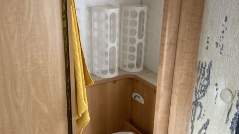 Little Miss Sunshine – Sunny spacious family camper with bed (6 persons)